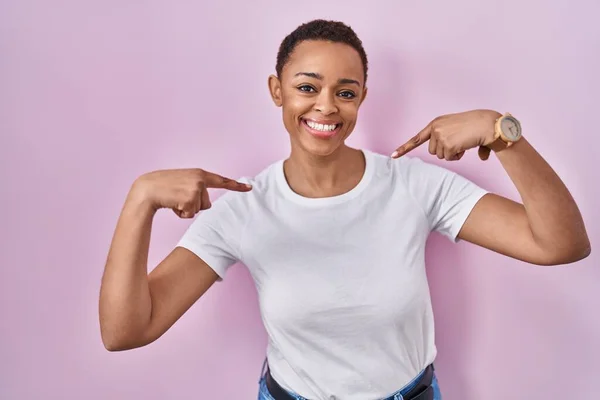 Beautiful African American Woman Standing Pink Background Looking Confident Smile — Stock Photo, Image