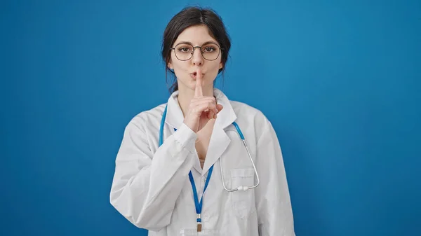 Genç Güzel Spanyol Kadın Doktor Izole Edilmiş Mavi Arka Planda — Stok fotoğraf