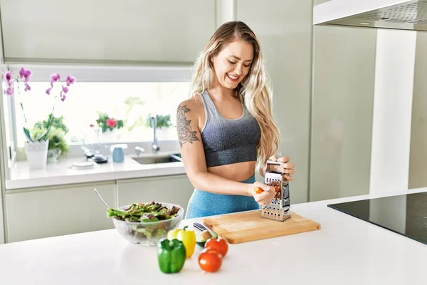 Young Woman Smiling Confident Scratching Carrot Salad Kitchen — Stockfoto
