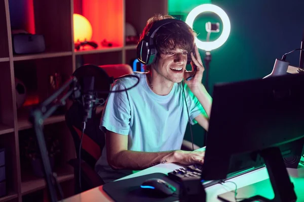 남자가 방에서 컴퓨터로 비디오 게임을 — 스톡 사진