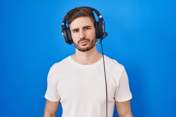 Spaanse Man Met Baard Luisterend Naar Muziek Met Een Koptelefoon — Stockfoto