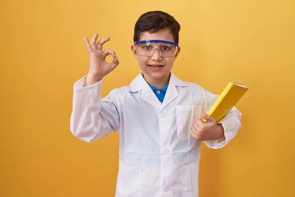 Mały Latynoski Chłopiec Noszący Okulary Naukowca Robi Znak Palcami Uśmiechając — Zdjęcie stockowe