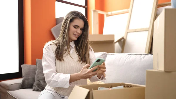 Young Beautiful Hispanic Woman Smiling Confident Using Smartphone New Home — Foto de Stock