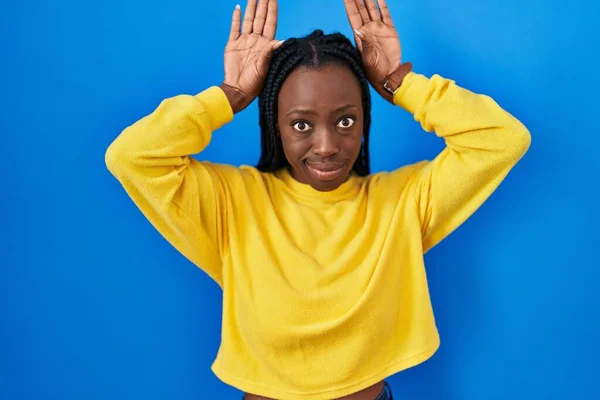 Mooie Zwarte Vrouw Staat Blauwe Achtergrond Doen Konijnenoren Gebaar Met — Stockfoto