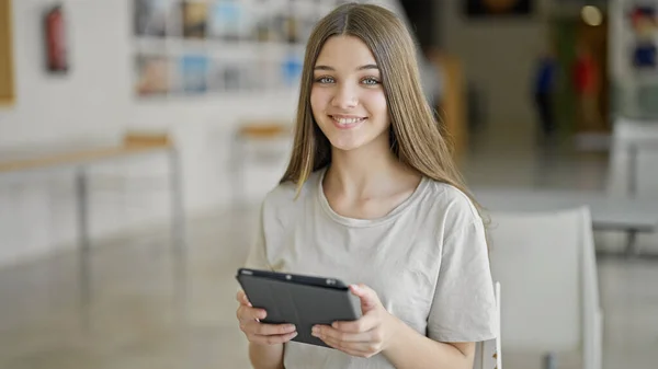 Fiatal Gyönyörű Lány Diák Segítségével Touchpad Tanul Könyvtárban — Stock Fotó