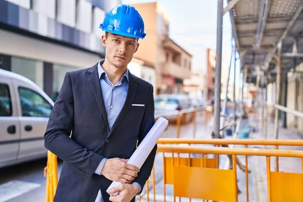 Ung Man Arkitekt Står Med Avslappnad Uttryck Håller Ritning Gatan — Stockfoto