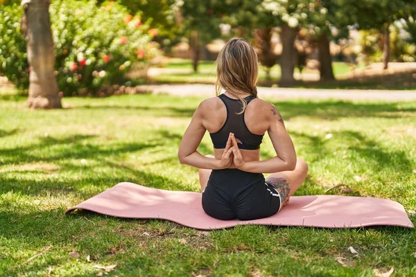 Ung Kvinna Tränar Yoga Motion Baksidan Parken — Stockfoto