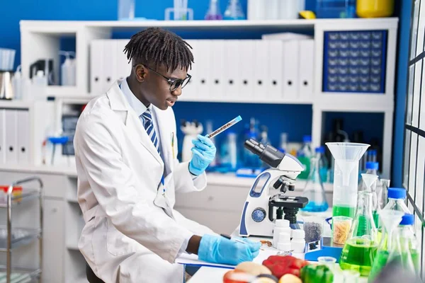 Afrykański Amerykański Naukowiec Rozmawia Smartfonie Trzymając Pieprz Laboratorium — Zdjęcie stockowe