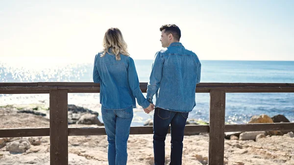 Mann Und Frau Stehen Mit Den Händen Rückwärts Meer — Stockfoto