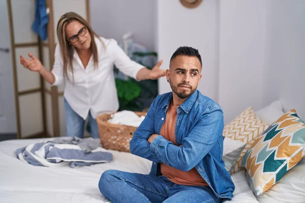 Erkek Kadın Anne Oğul Yatak Odasında Tartışıyor — Stok fotoğraf