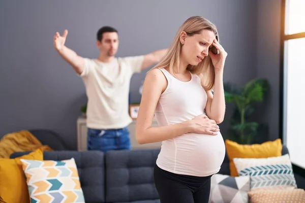 Hombre Mujer Pareja Esperando Bebé Discutiendo Casa — Foto de Stock