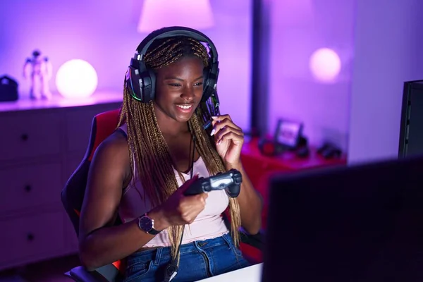 African American Γυναίκα Streamer Παίζει Video Game Χρησιμοποιώντας Joystick Στο — Φωτογραφία Αρχείου