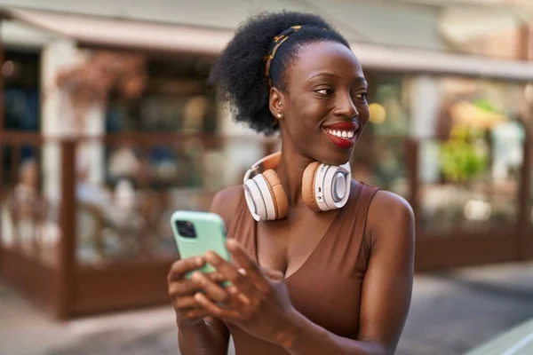 Africano Americano Mulher Usando Fones Ouvido Usando Smartphone Rua — Fotografia de Stock