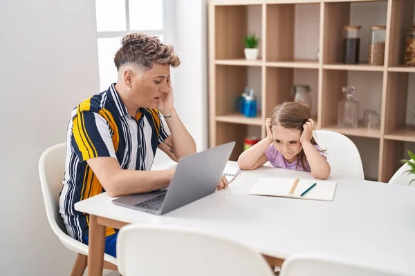 Baba Kız Baba Kız Evde Ders Çalışırken Dizüstü Bilgisayar Kullanıyor — Stok fotoğraf
