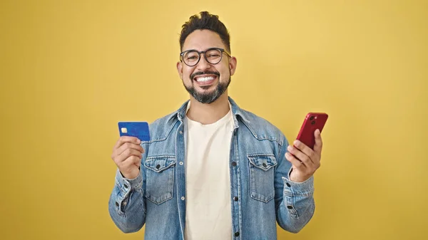 Akıllı Telefon Kredi Kartıyla Alışveriş Yapan Genç Latin Adam Izole — Stok fotoğraf