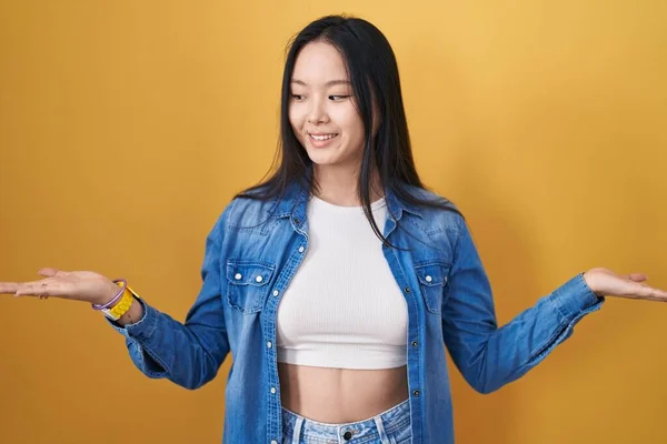 Jovem Mulher Asiática Sobre Fundo Amarelo Sorrindo Mostrando Ambas Mãos — Fotografia de Stock