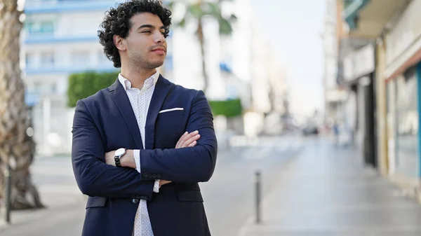 Jovem Latino Homem Empresário Com Expressão Relaxada Braços Cruzados Gesto — Fotografia de Stock