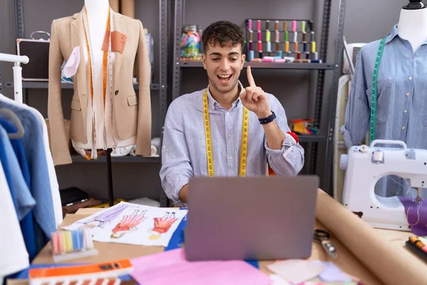 Νεαρός Ισπανός Σχεδιαστής Μοδίστρα Χρησιμοποιώντας Φορητό Υπολογιστή Χαμογελώντας Μια Ιδέα — Φωτογραφία Αρχείου