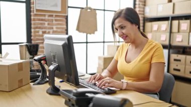 Orta Doğulu kadın ecommerce iş işçisi ofiste kazanan ifadeyle bilgisayar kullanıyor