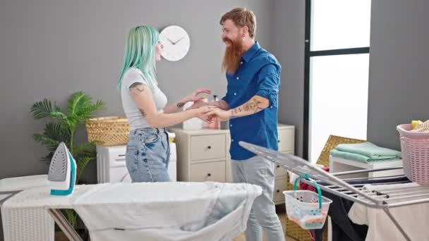 Mann Und Frau Tanzen Bei Hausarbeiten Der Waschküche — Stockvideo