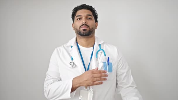 Afroamerikansk Man Läkare Gör Med Handen Bröstet Över Isolerad Vit — Stockvideo