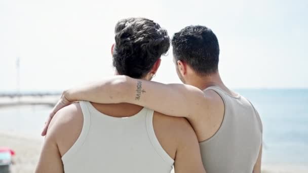 Двое Мужчин Обнимаются Целуются Задом Наперед Пляже — стоковое видео