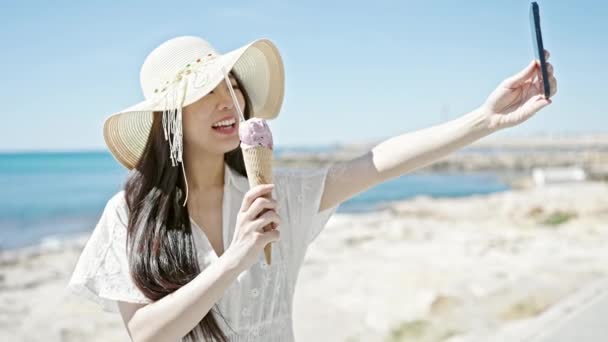 Junge Chinesische Touristin Mit Videoanruf Beim Eis Essen Meer — Stockvideo