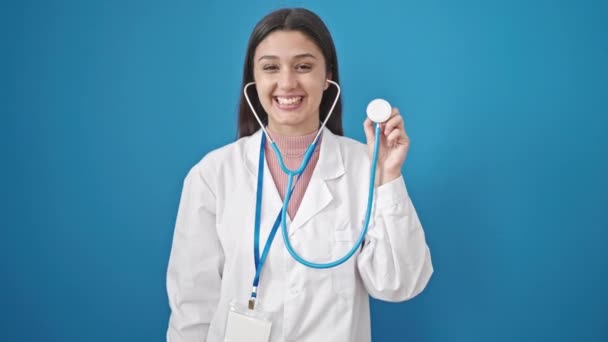 Νεαρή Όμορφη Ισπανόφωνη Γυναίκα Γιατρός Χαμογελά Αυτοπεποίθηση Κρατώντας Στηθοσκόπιο Πάνω — Αρχείο Βίντεο