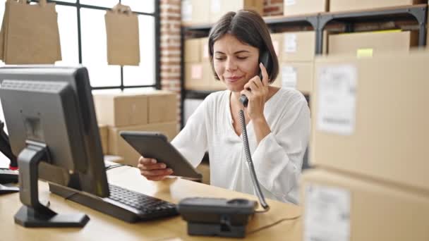 若い美しいパニック女性Eコマースビジネス労働者電話で話す上で使用しているタッチパッドでオフィス — ストック動画