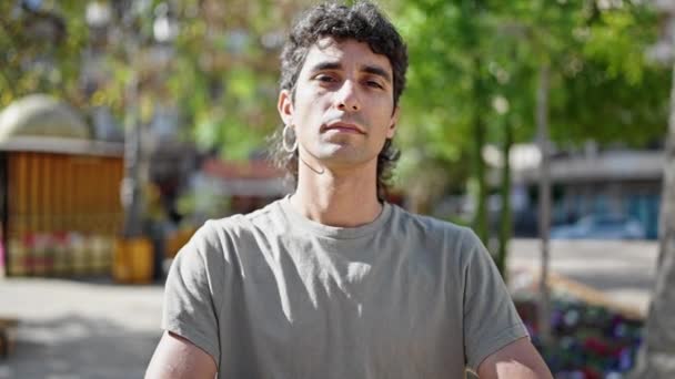 Jonge Spaanse Man Met Serieuze Uitdrukking Armen Gekruist Gebaar Het — Stockvideo