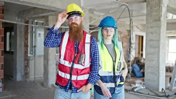男男女女一起在建筑工地拿出硬礼帽 — 图库视频影像