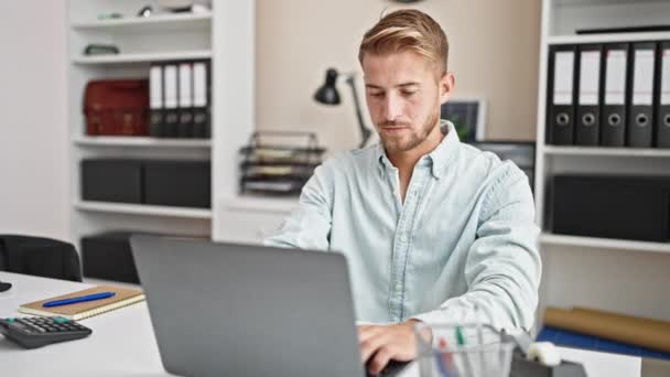 Jovem Caucasiano Homem Trabalhador Negócios Usando Laptop Trabalhando Escritório — Vídeo de Stock