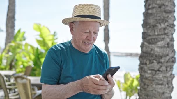 Turista Cabelos Grisalhos Sênior Usando Chapéu Verão Usando Smartphone Com — Vídeo de Stock
