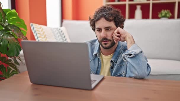 Joven Hispano Usando Laptop Sentado Suelo Casa — Vídeos de Stock