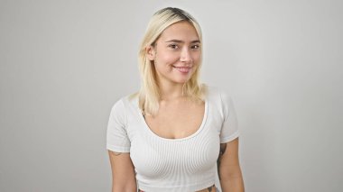 Genç, güzel, İspanyol bir kadın, kendine güvenen, izole beyaz arka planda duran.