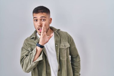 Genç İspanyol bir adam arka planda duruyor. Ağızdan ağıza, gizli dedikodular söylüyor, kötü niyetli konuşmalar fısıldıyor. 