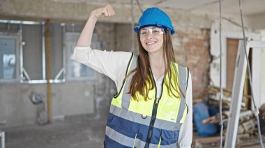 Genç ve güzel İspanyol mimar. Kendine güler yüzlü. İnşaat alanında güçlü bir hareket yapıyor.