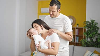 Evde duran üç kişilik aile.