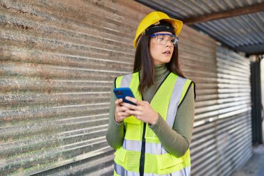 Sokakta akıllı telefon kullanan genç, güzel İspanyol bir mimar.
