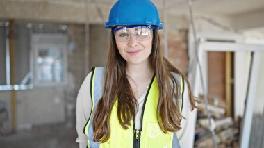 İnşaat alanında kendine gülen güzel İspanyol kadın müteahhit.