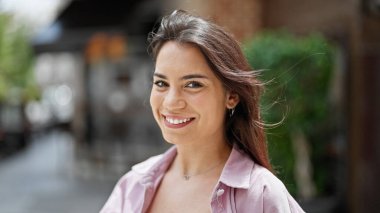 Sokakta kendine güvenen güzel İspanyol bir kadın.