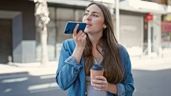 Νεαρή Όμορφη Ισπανόφωνη Γυναίκα Στέλνει Φωνητικό Μήνυμα Από Smartphone Πίνοντας — Φωτογραφία Αρχείου