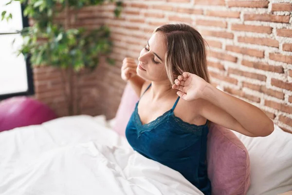 Joven Mujer Rubia Despertando Estirando Los Brazos Dormitorio — Foto de Stock