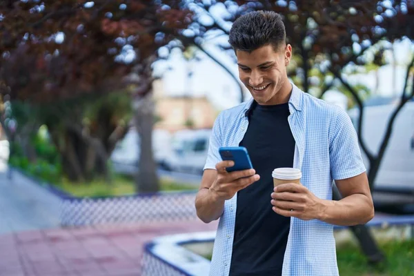 Jovem Hispânico Homem Usando Smartphone Beber Café Parque — Fotografia de Stock