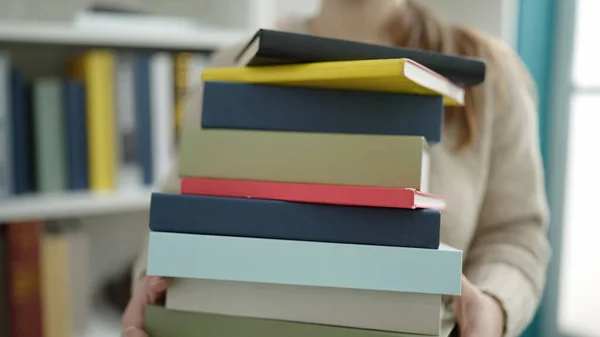 Junge Blonde Studentin Mit Büchern Der Bibliothek — Stockfoto