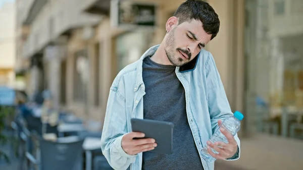 Latin Kökenli Genç Dokunmatik Adam Elinde Şişesiyle Akıllı Telefondan Konuşuyor — Stok fotoğraf