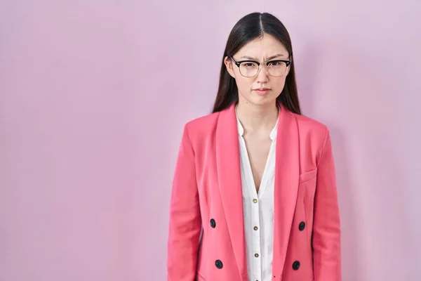 중국의 사업가인 여성은 안경을 회의적 긴장해 있었으며 문제로 있었다 부정적 — 스톡 사진