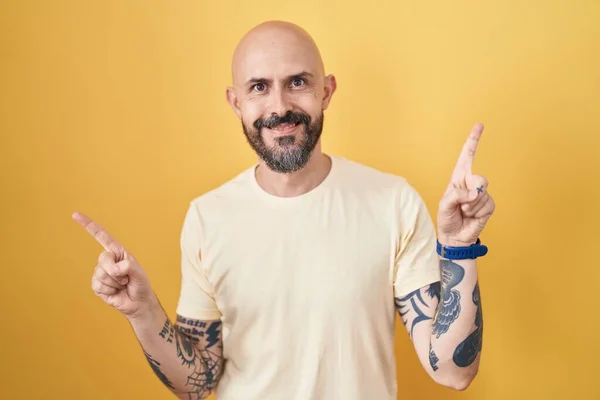 Homem Hispânico Com Tatuagens Sobre Fundo Amarelo Sorrindo Confiante Apontando — Fotografia de Stock