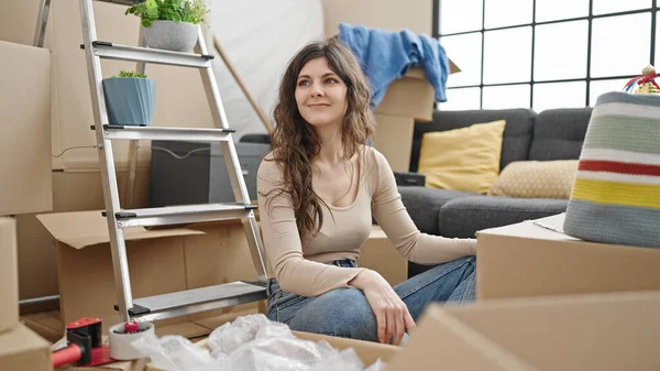 Young Beautiful Hispanic Woman Smiling Confident Sitting Floor New Home — Foto de Stock