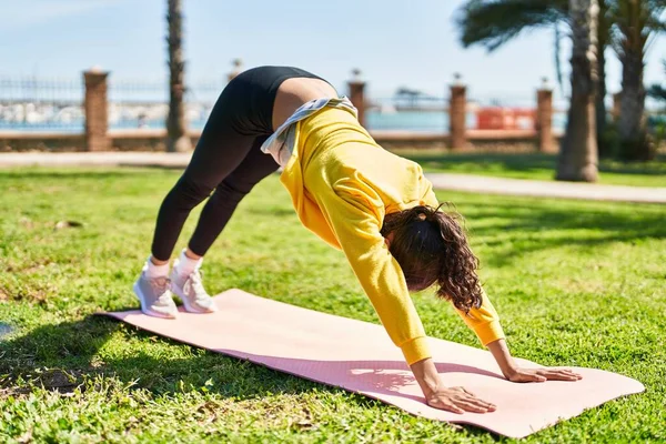 Jong Afrikaanse Amerikaanse Vrouw Training Yoga Oefening Park — Stockfoto